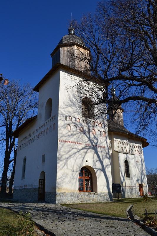 Biserica - vedere exterioară