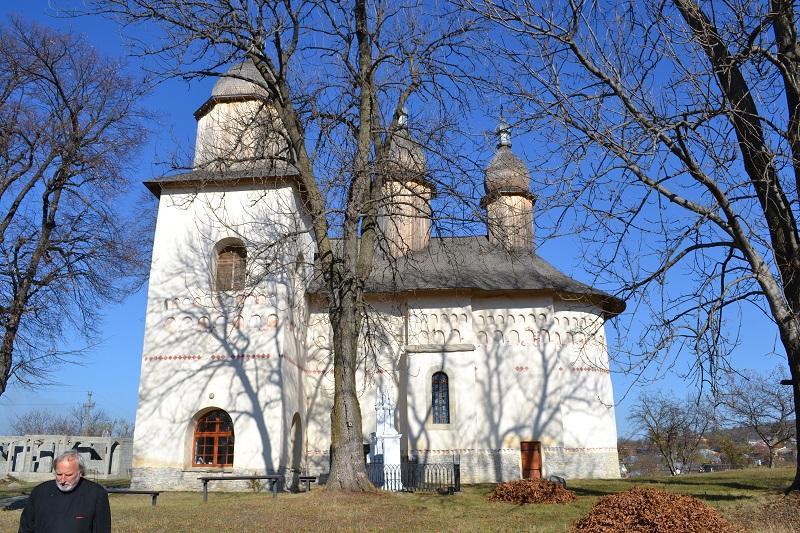 Biserica - vedere exterioară